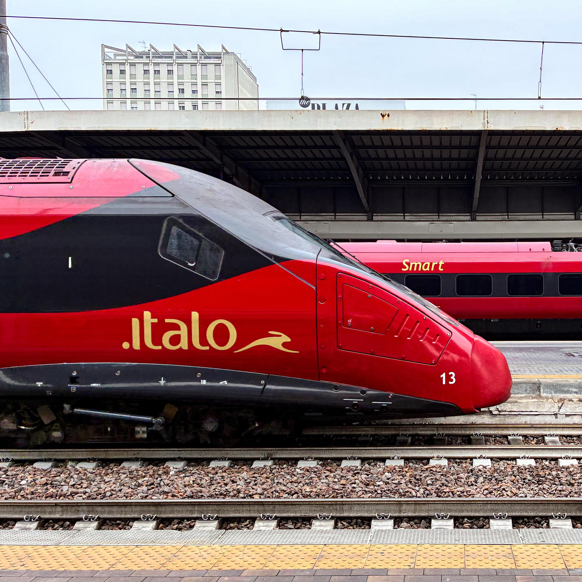 Ein Italo-Hochgeschwindigkeitszug steht am Bahnhof Venezia Santa Lucia in Venedig, Italien.