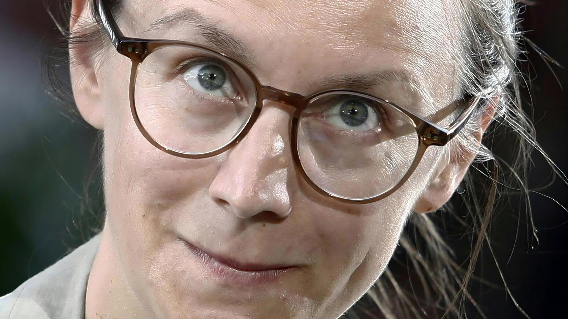 Nahaufnahme der Autorin Johanna Sebauer. Sie blickt durch ihre Brille direkt in die Kamera. Nahaufnahme der Autorin Johanna Sebauer. Sie blickt durch ihre Brille direkt in die Kamera.