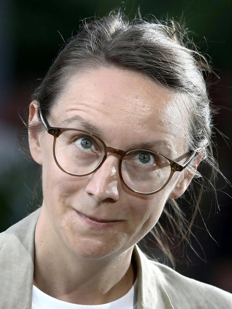 Nahaufnahme der Autorin Johanna Sebauer. Sie blickt durch ihre Brille direkt in die Kamera.