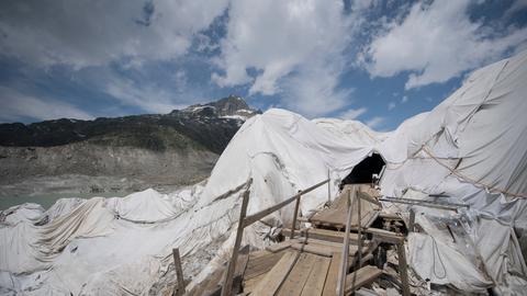 Das mit Planen abgedeckte Gletscherende des Rhonegletschers, oberhalb von Gletsch am Furkapass am Samstag, 24. Juni 2017.
