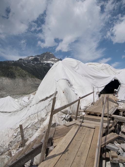 Das mit Planen abgedeckte Gletscherende des Rhonegletschers, oberhalb von Gletsch am Furkapass am Samstag, 24. Juni 2017.