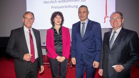 Preisverleihung in Leipzig am 8. Oktober 2024, zu sehen sind Burkhard Jung (Oberbürgermeister von Leipzig), Sabine Adler, Vitali Klitschko und Harald Langenfeld (Vorstandsvorsitzender Sparkasse Leipzig)