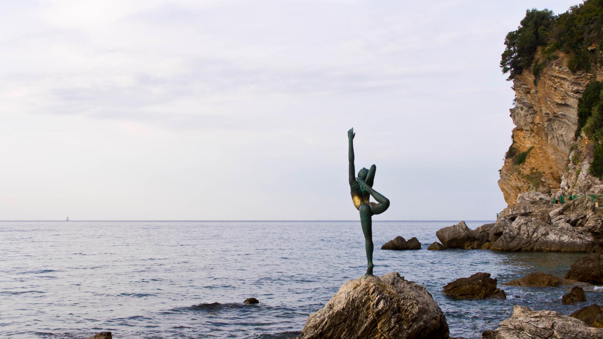 Statue einer Ballerina an der felsigen Küste bei Budva in Montenegro