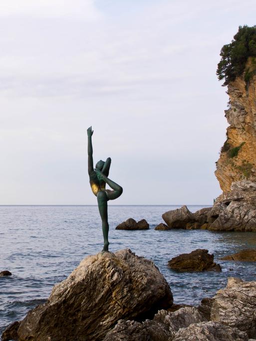Statue einer Ballerina an der felsigen Küste bei Budva in Montenegro Statue einer Ballerina an der felsigen Küste bei Budva in Montenegro