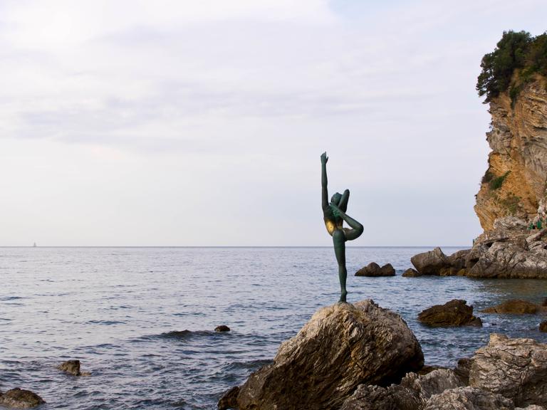 Statue einer Ballerina an der felsigen Küste bei Budva in Montenegro Statue einer Ballerina an der felsigen Küste bei Budva in Montenegro
