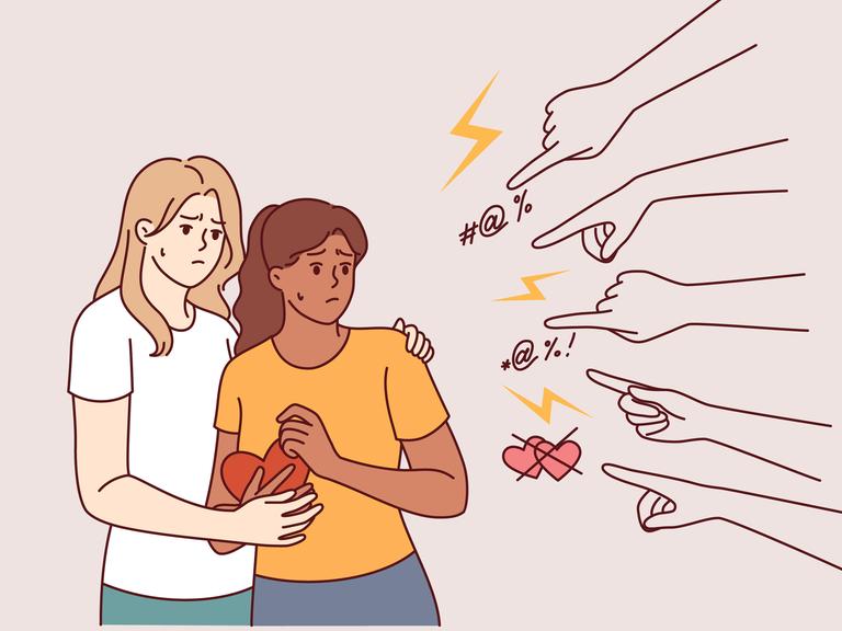 Zwei als Cartoon gezeichnete Frauen schauen verzagt, anscheinend schämen sie sich. Sie halten Herzen in ihrer Hand, von außen kommen Striche auf sie zu, die Kommentaren entsprechen könnten.  