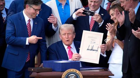 US-Präsident Donald Trump unterzeichnet das US-Haushaltsgesetz während einer Feier zum 4. Juli vor dem Weißen Haus in Washington DC am 4. Juli 2025.