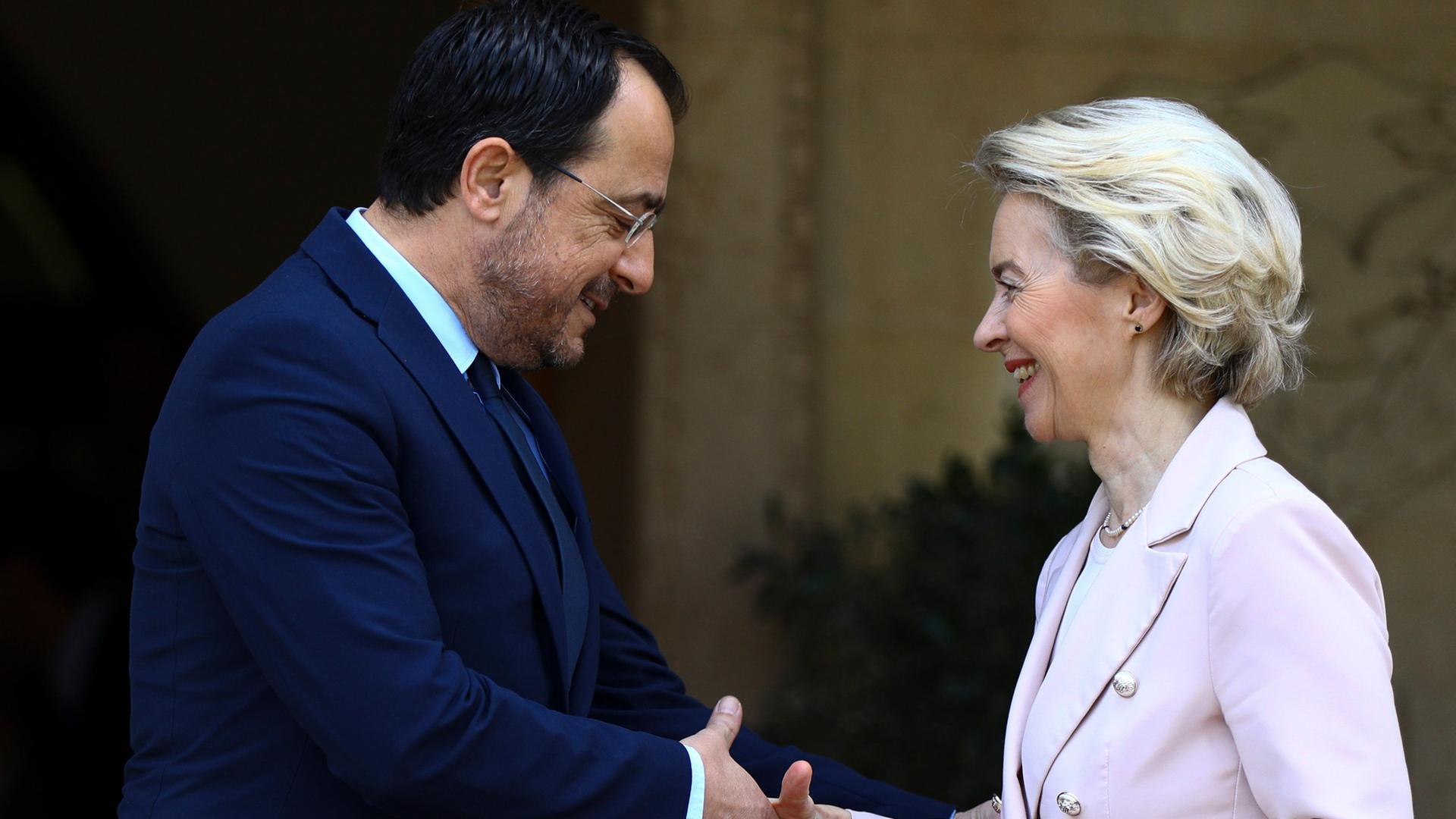 EU-Kommissionspräsidentin von der Leyen wird von Zyperns Präsident Nikos Christodoulides begrüßt.