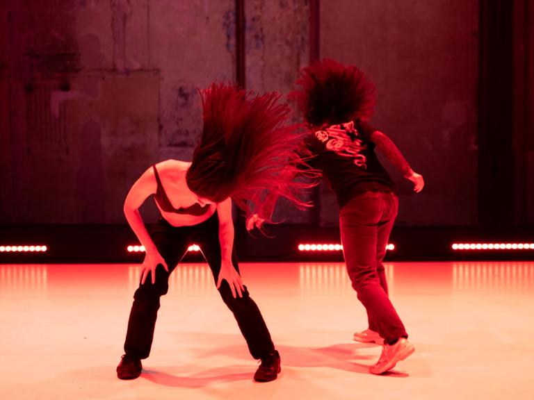 Zwei Tänzerinnen bei ihrer Headbang-Performance.