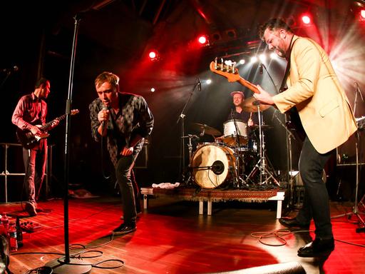 Konzert von The Robocop Kraus, Gesang Thomas Lang, Gitarre Matthias Wendl, Bass Tobias Helmlinger