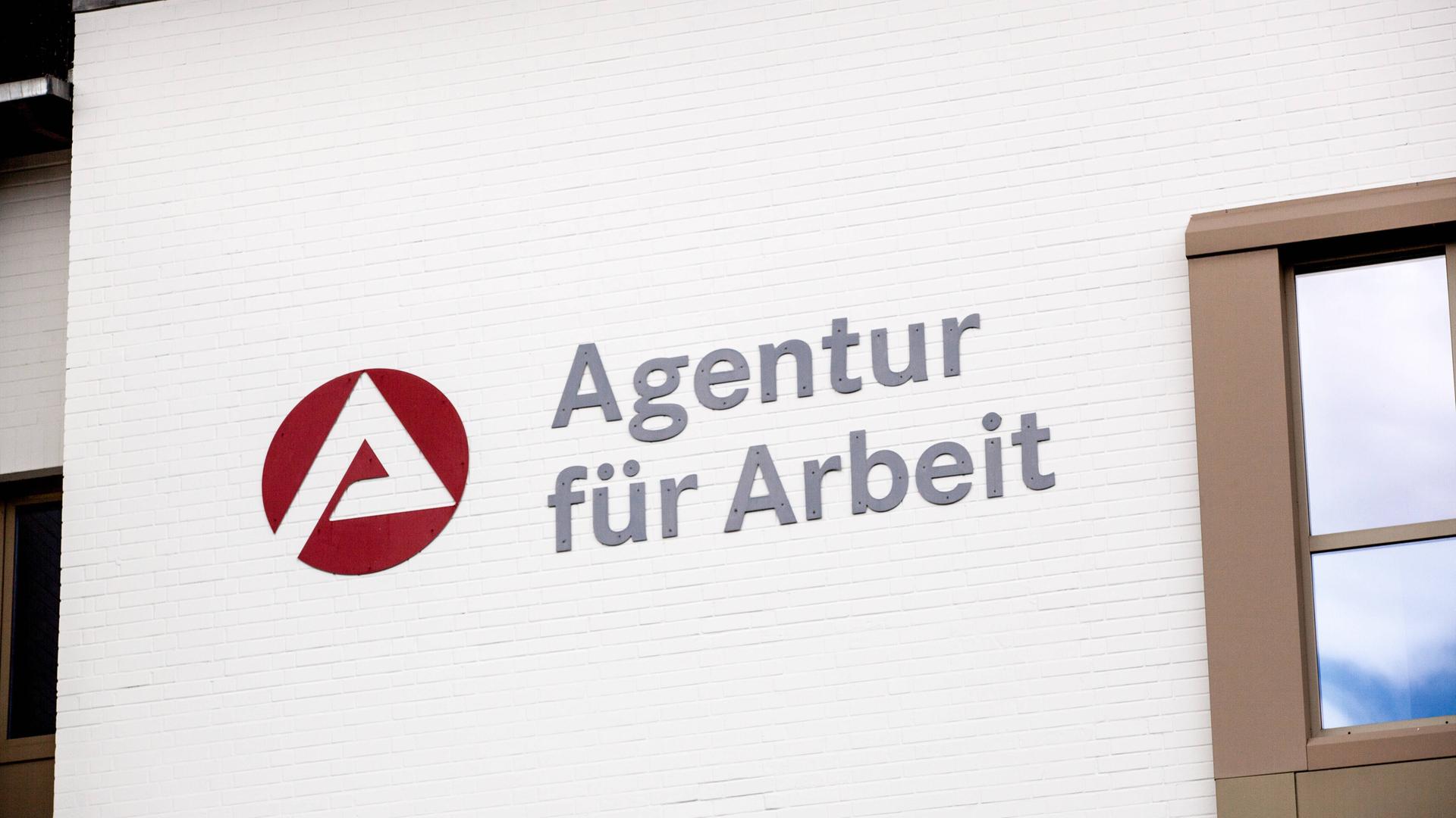Logo und Schriftzug der Agentur für Arbeit, Jobcenter und Arbeitsamt Logo und Schriftzug der Agentur für Arbeit, Jobcenter und Arbeitsamt
