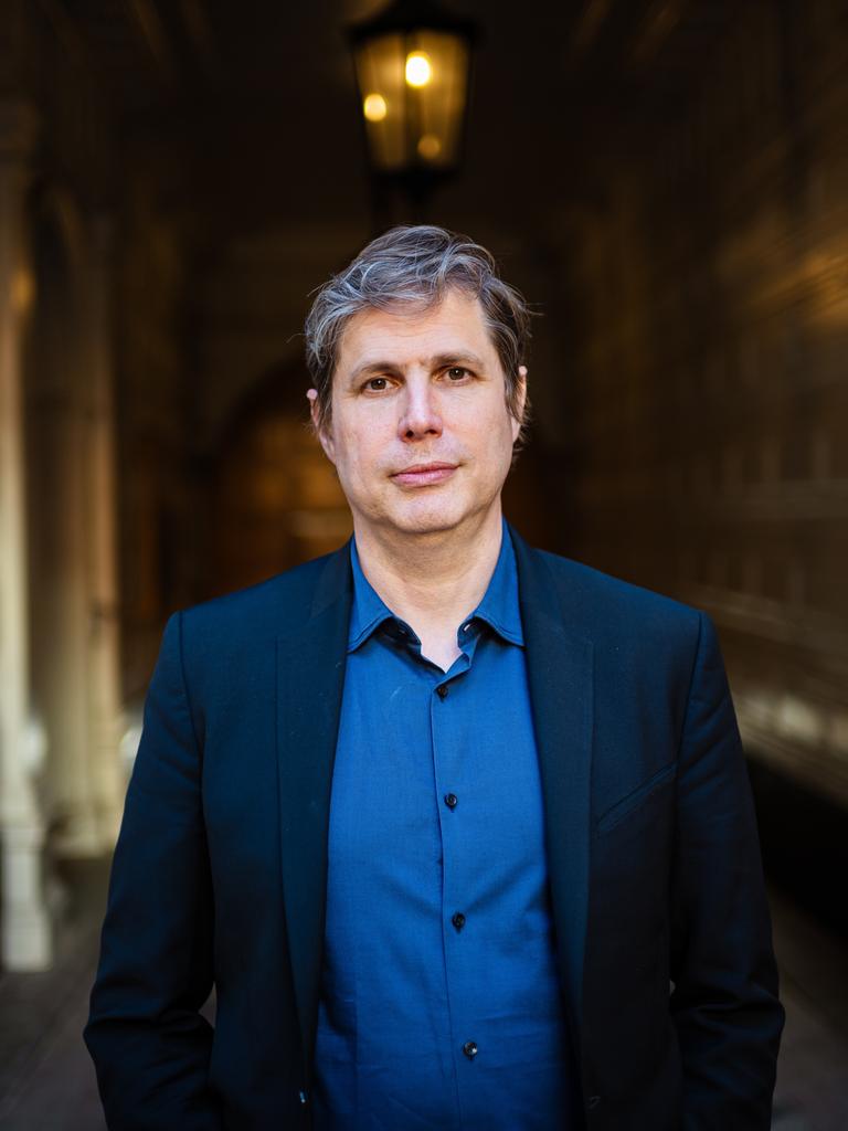 Der Schrifsteller Daniel Kehlmann steht in einem Hausflur