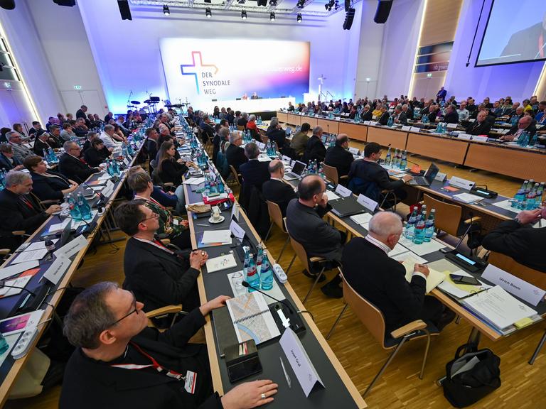 Teilnehmer der Synodalversammlung haben sitzen am 9. März 2023 im Tagungssaal in Frankfurt am Main. Sie tritt seit 2019 zum fünften und vorerst letzten Mal zusammen und umfasst 230 Menschen aus allen Bereichen des katholischen Lebens.