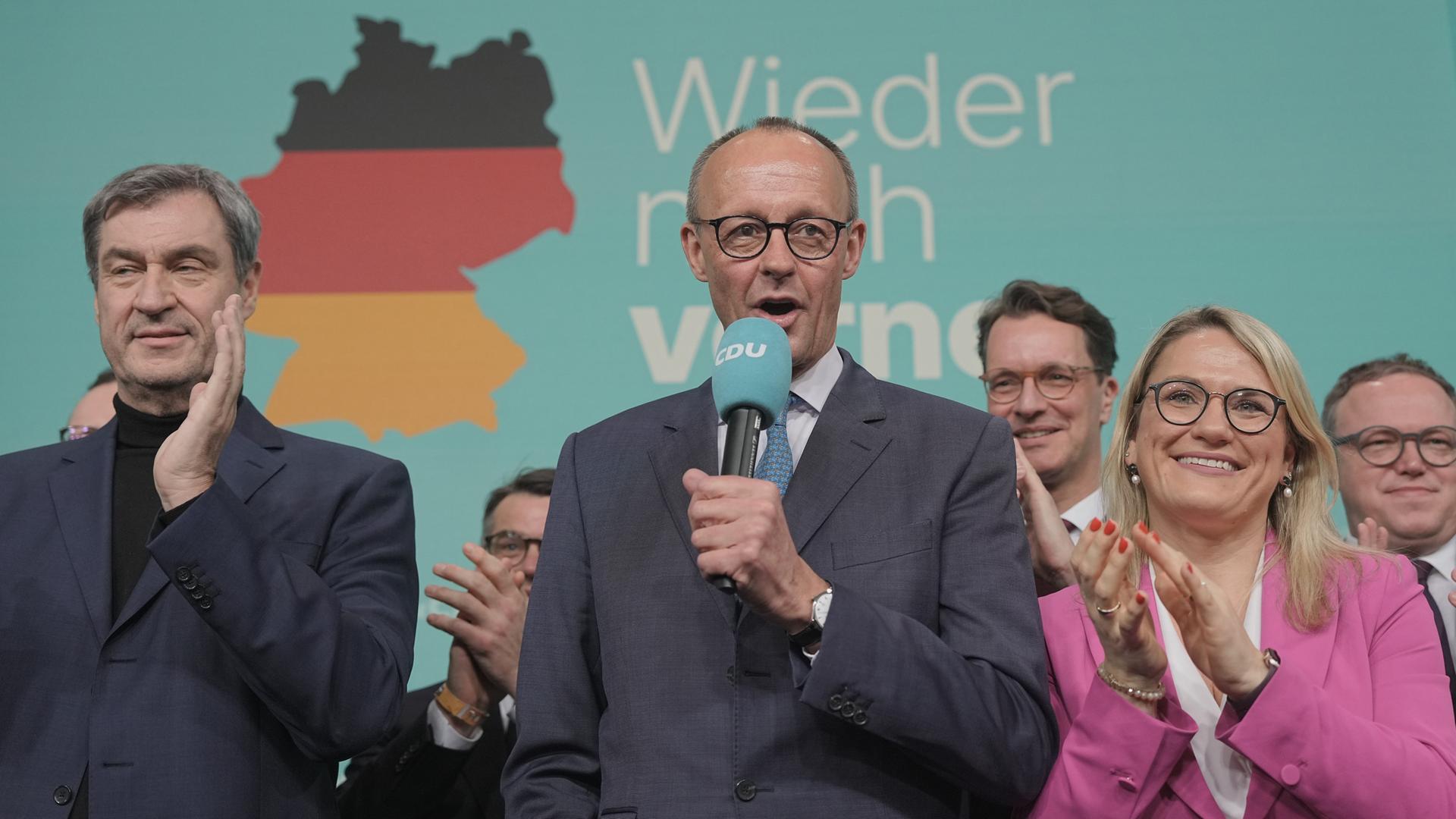 Friedrich Merz (CDU), Parteivorsitzender und Kanzlerkandidat, spricht neben Markus Söder, Ministerpräsident von Bayern und CSU-Vorsitzender, und Christina Stumpp, stellvertretende CDU-Generalsekretärin, im Konrad-Adenauer-Haus.