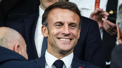 Der französische Präsident Emmanuel MACRON lacht gut gelaunt in der Menge.