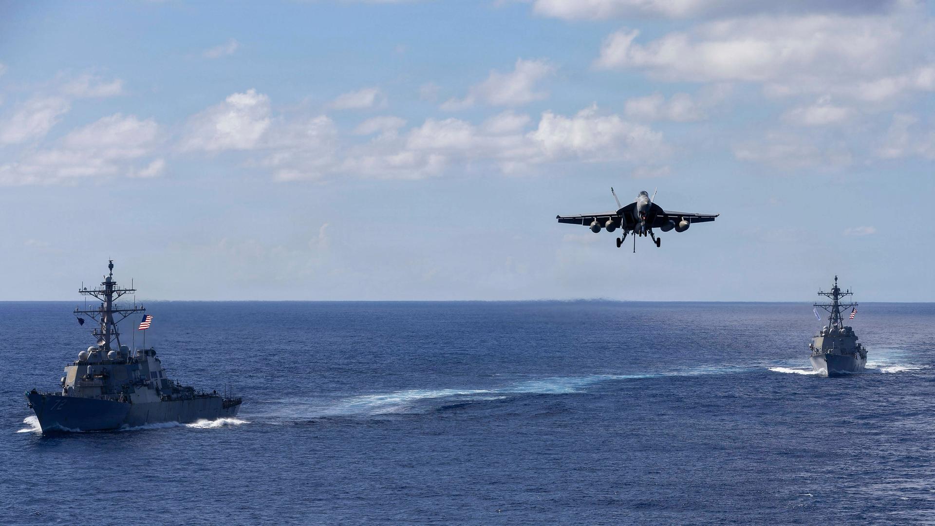 Zweu US-Kriegschiffe und ein Militärflugzeug in der Karibik Zweu US-Kriegschiffe und ein Militärflugzeug in der Karibik