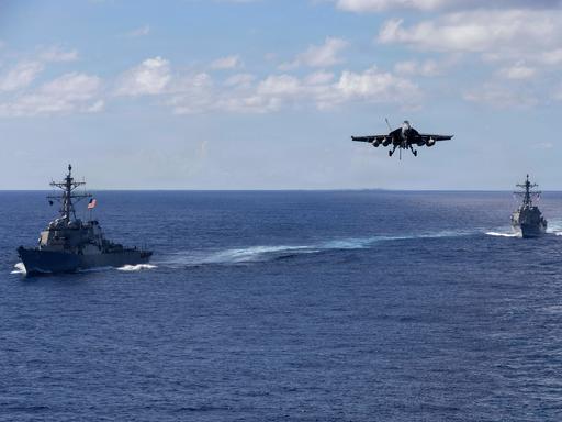 Zweu US-Kriegschiffe und ein Militärflugzeug in der Karibik