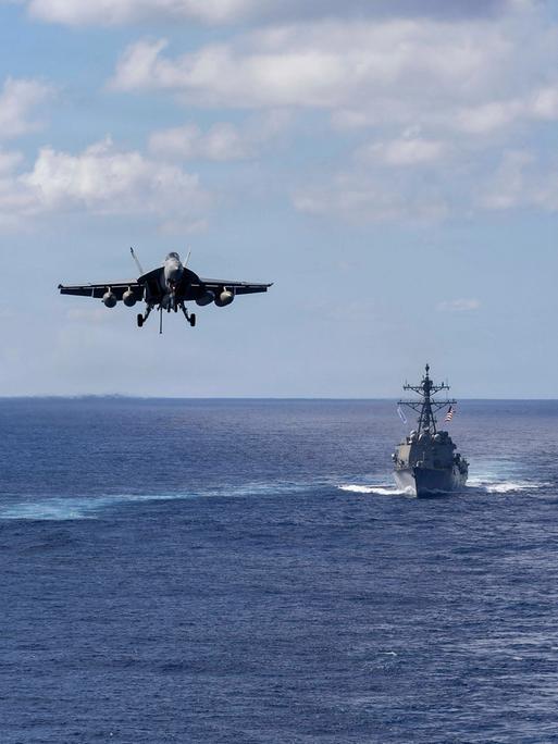 Zweu US-Kriegschiffe und ein Militärflugzeug in der Karibik