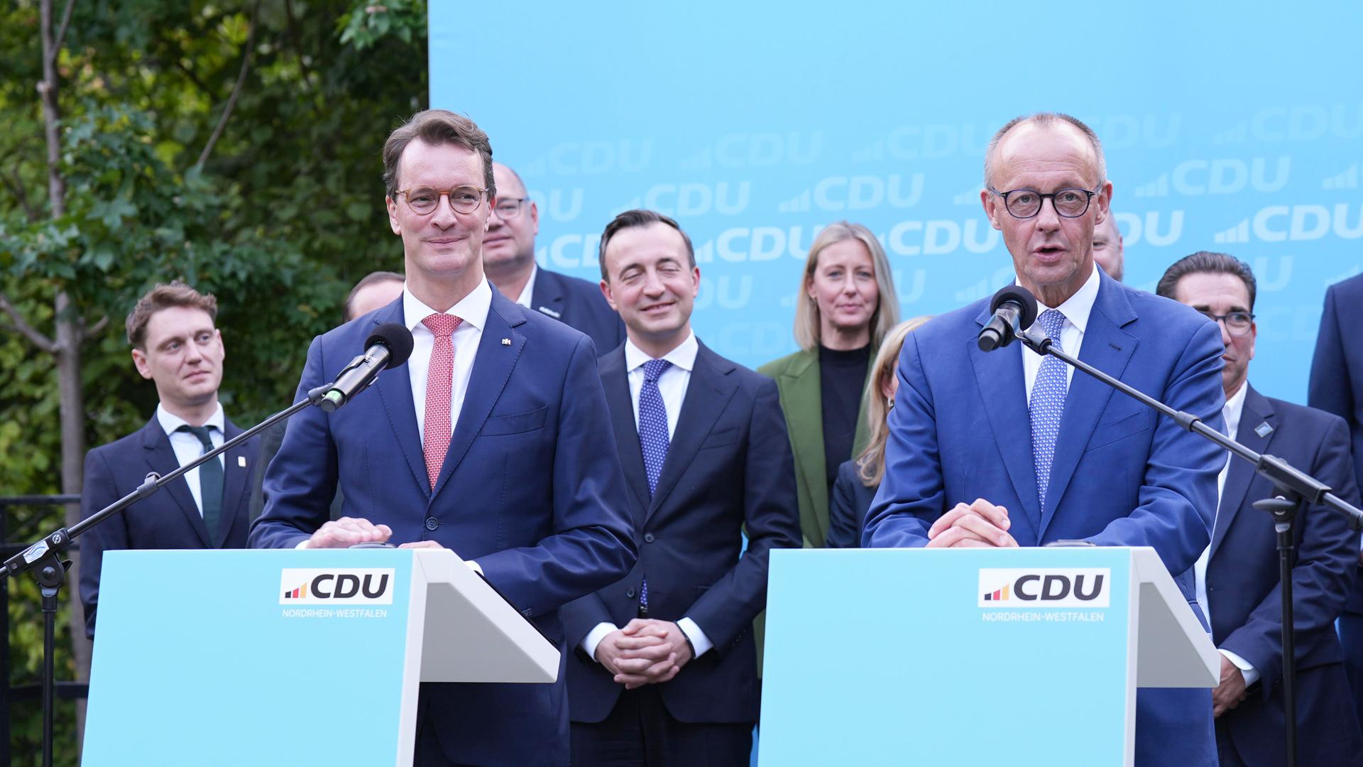 Bundeskanzler Friedrich Merz gemeinsam mit NRW-Ministerpräsident Hendrick Wüst beim Pressestatement nach der Sitzung des NRW-Landesvorstands der CDU in Düsseldorf