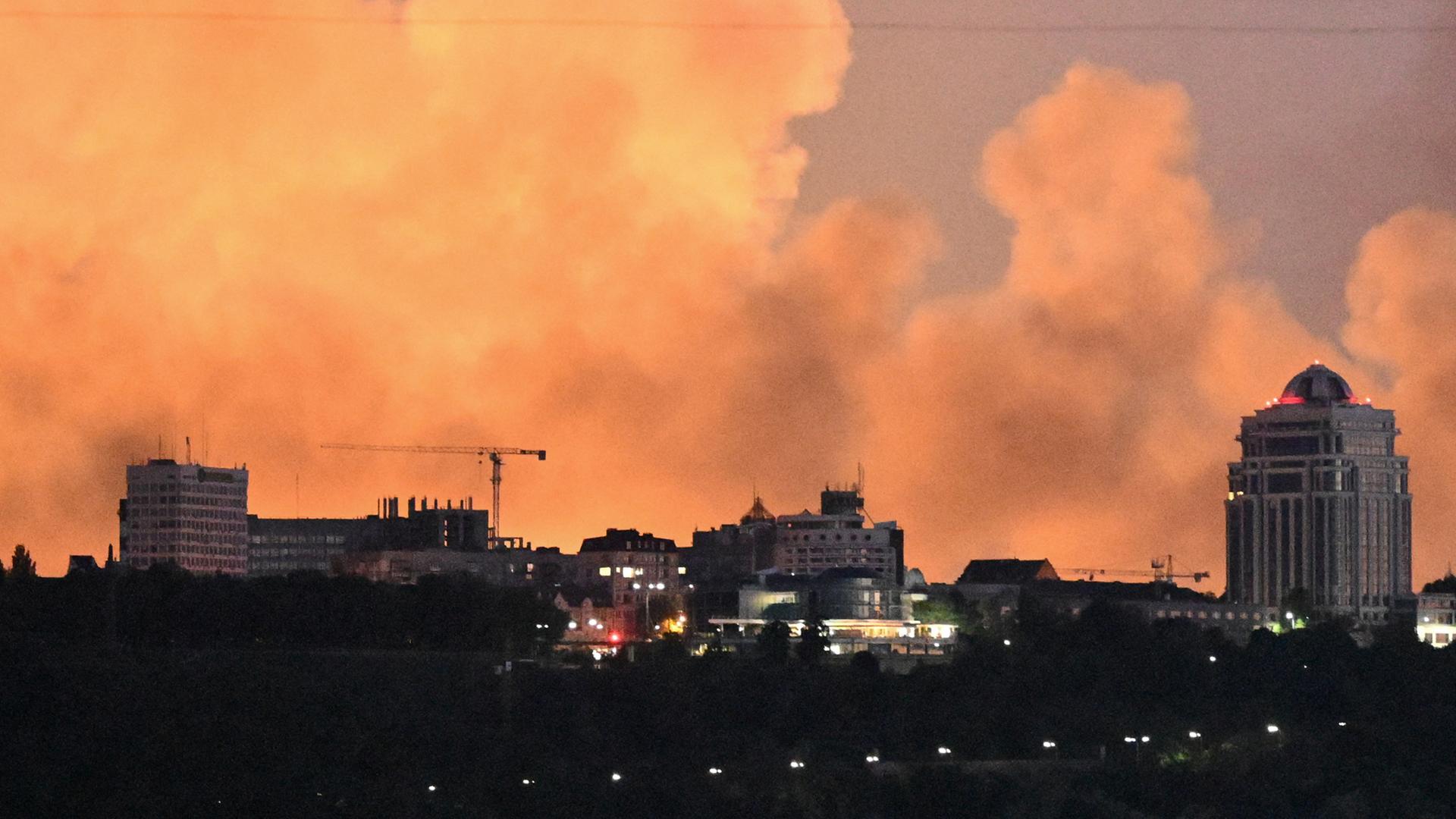 Über der ukrainischen Hauptstadt Kiew steigt Rauch auf.