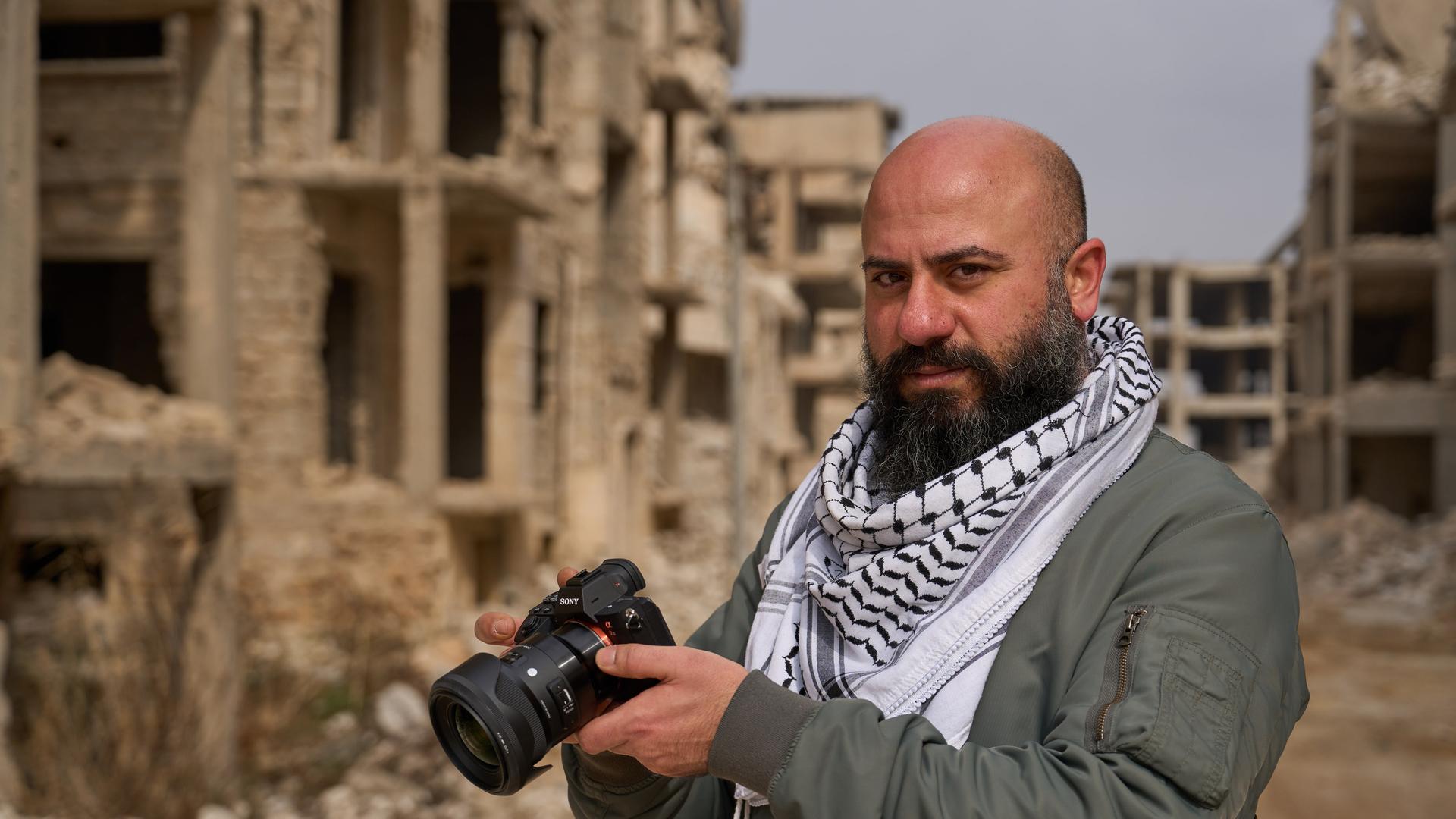 Sam in den Ruinen eines Vororts von Aleppo, Syrien Sam in den Ruinen eines Vororts von Aleppo, Syrien