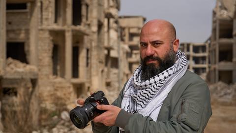 Sam in den Ruinen eines Vororts von Aleppo, Syrien