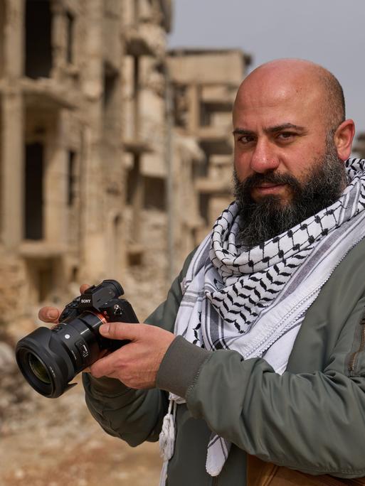 Sam in den Ruinen eines Vororts von Aleppo, Syrien