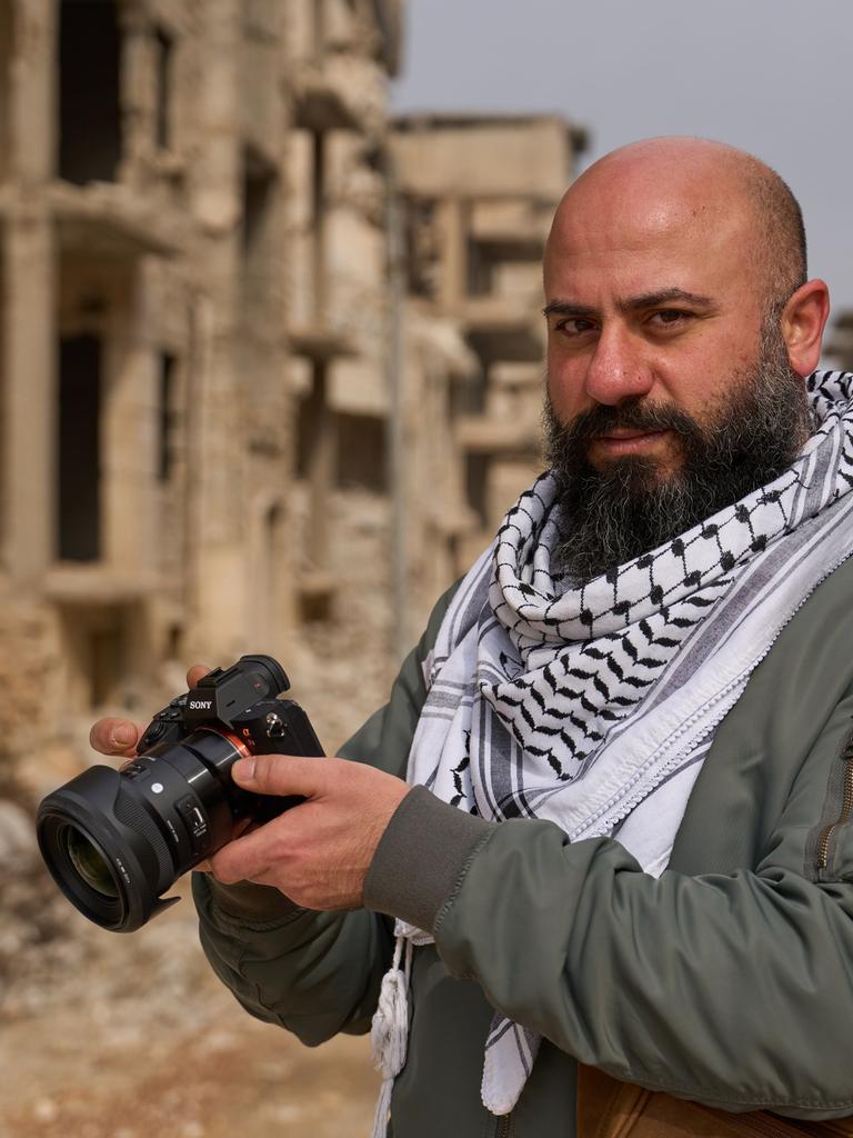 Sam in den Ruinen eines Vororts von Aleppo, Syrien