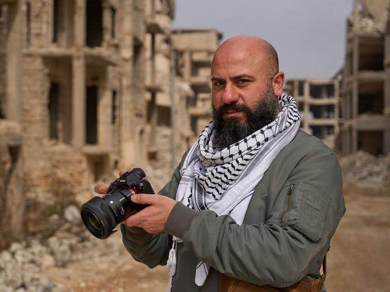 Sam in den Ruinen eines Vororts von Aleppo, Syrien