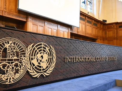Blick in den Gerichtssaal des Internationalen Gerichtshof mit den Schriftzeichen "International court of justice" vor dem Richterpult
