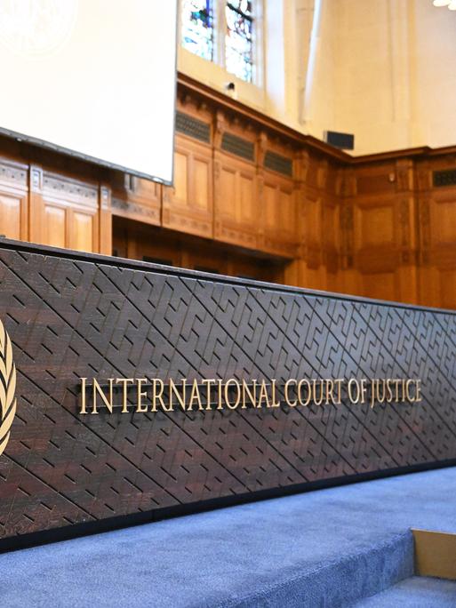 Blick in den Gerichtssaal des Internationalen Gerichtshof mit den Schriftzeichen "International court of justice" vor dem Richterpult