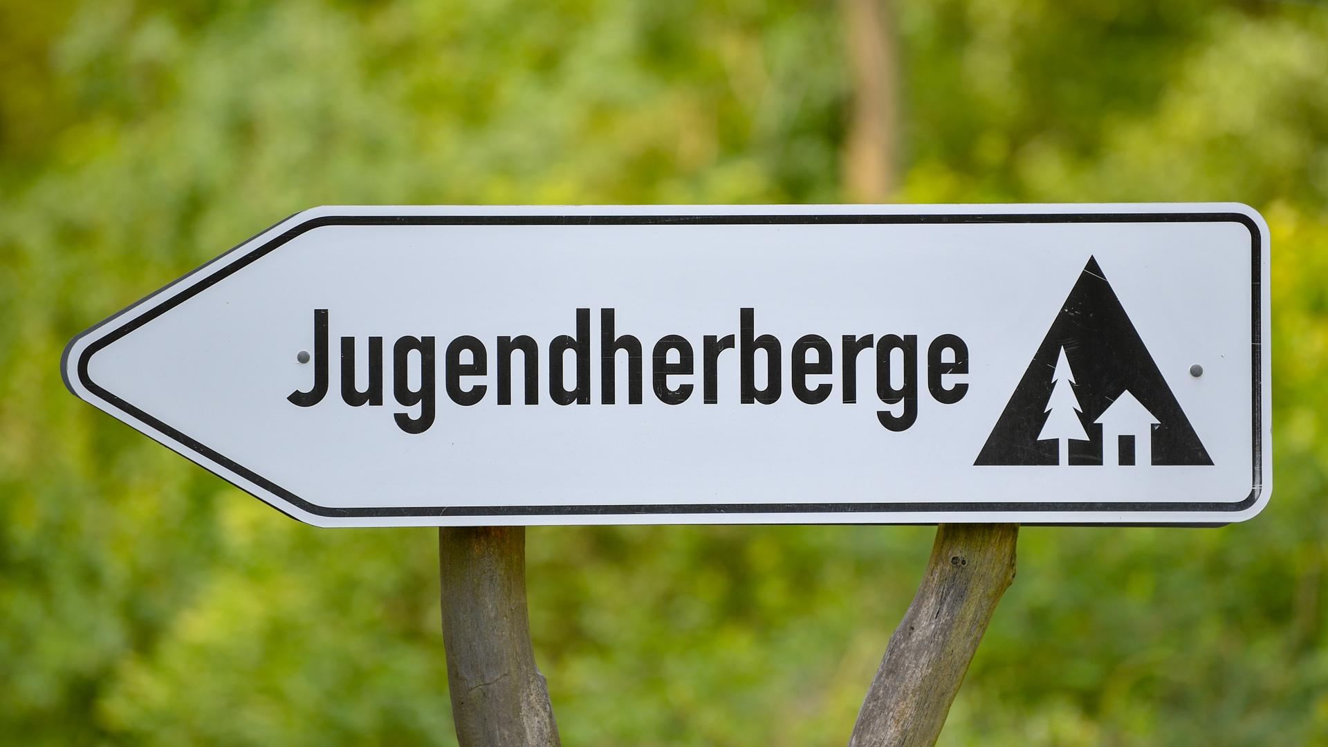 Ein Wegweiser zur Jugendherberge in Bremsdorf (Brandenburg)