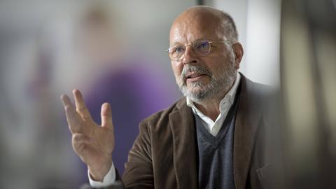 Stefan Gosepath spricht und hebt dabei leicht seinen Arm.
