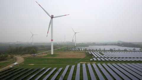 Auf einer früheren Ackerfläche stehen Windräder und diverse Solar-Paneele.