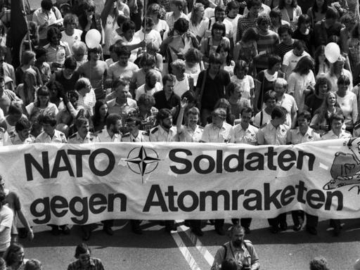 Die Furcht vor einem Atomkrieg durch die Nachrüstung trieb in den 1980er-Jahren so viele Menschen auf die Straße wie nie zuvor in der Nachkriegszeit. Die Kundgebung im Bonner Hofgarten im Juni 1982 und die Demonstrationen gegen die Raketen fassten mehr als 350.000 Menschen. 