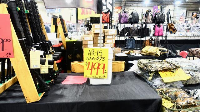 Waffen im Angebot für 499 Dollar liegen zwischen Stapeln von Kleidung und Handtaschen.