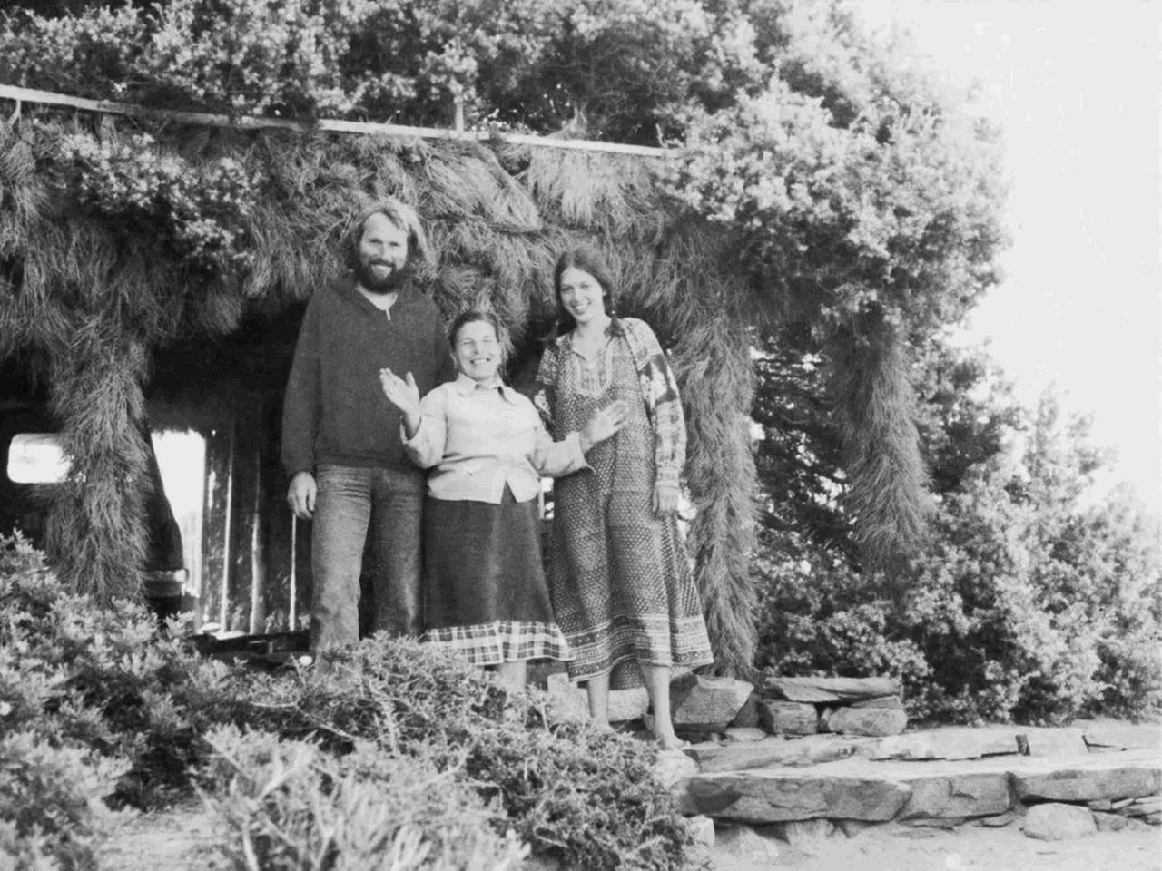 Die sardische Poetin Orlanda Sassu - genannt Iolanda - mit Besuchern in ihrem Baumhaus Die sardische Poetin Orlanda Sassu - genannt Iolanda - mit Besuchern in ihrem Baumhaus