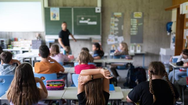 Schülerinnen und Schüler einer 4. Klasse in einer Grundschule machen im Unterricht mit.