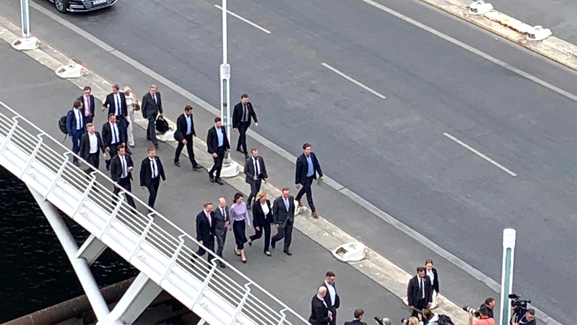 Der Bundeskanzler, Ministerinnen und Minister laufen vom Bundeskanzleramt zum Haus der Bundespressekonferenz