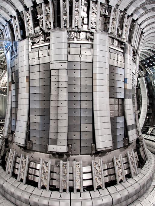 Blick ins Innere des JET-Reaktors in Culham (Großbritannien). Hier befindet sich während des Betriebs das Fusionsplasma, aus dem der Fusionsreaktor seine Energie bezieht. 