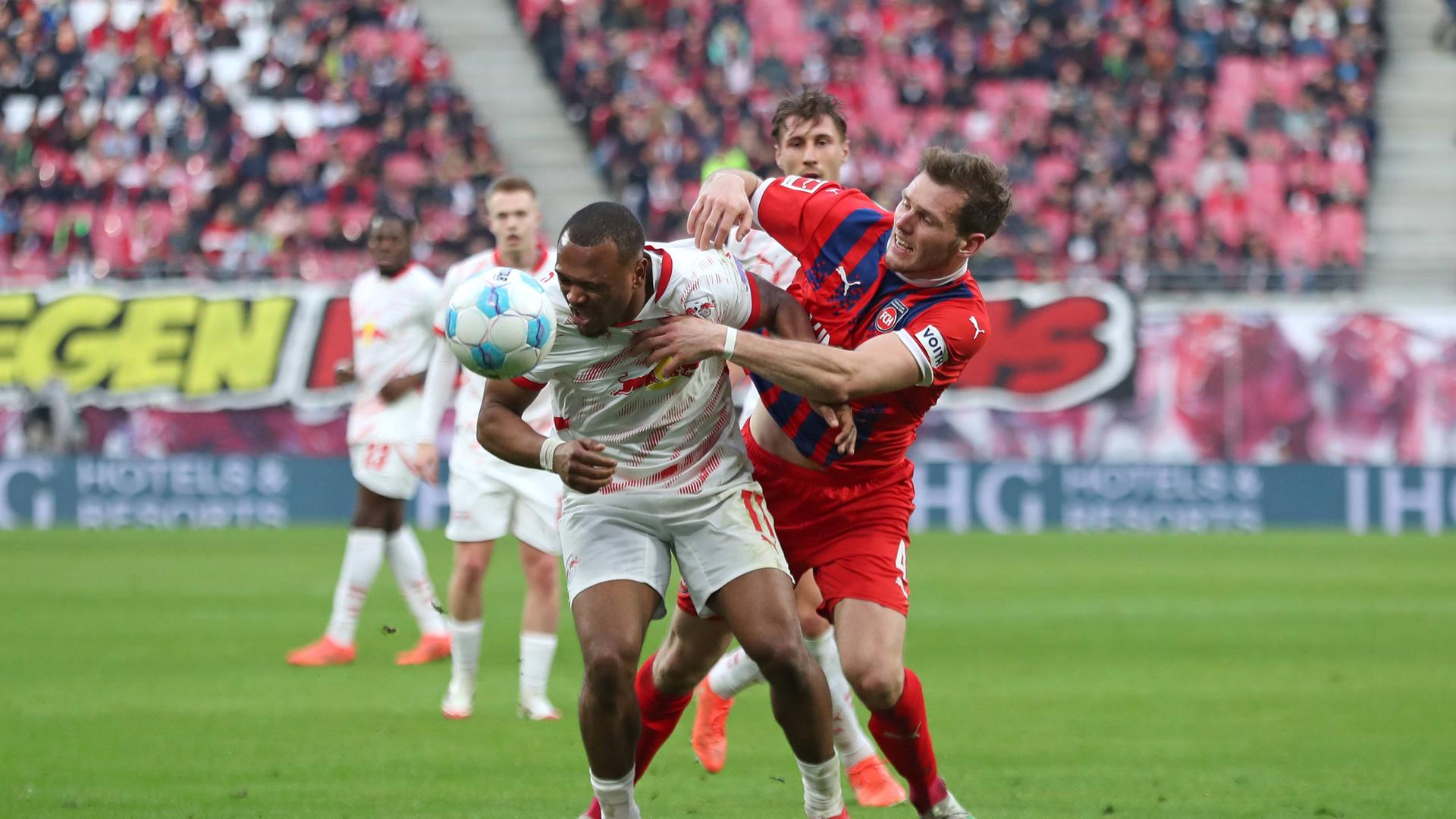1. Bundesliga: RB Leipzig vs. 1. FC Heidenheim: Tim Siersleben trifft Lois Openda im Gesicht. 1. Bundesliga: RB Leipzig vs. 1. FC Heidenheim: Tim Siersleben trifft Lois Openda im Gesicht.