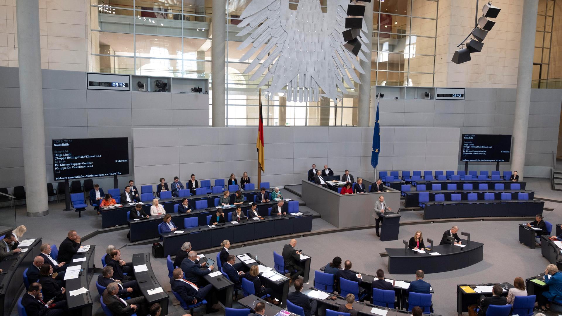 Abgeordnete diskutieren am 06.07.2023 im Deutschen Bundestag in Berlin über die Entwürfe zur Regelung der Suizidassistenz. Die Hilfe bei der Selbsttötung wird in Deutschland weiterhin nicht gesetzlich geregelt. 
