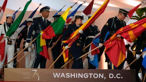 Militärangehörige tragen Flaggen vor einer Veranstaltung zum 75-jährigen Bestehen der NATO im Andrew W. Mellon Auditorium während des Gipfels in Washington. 