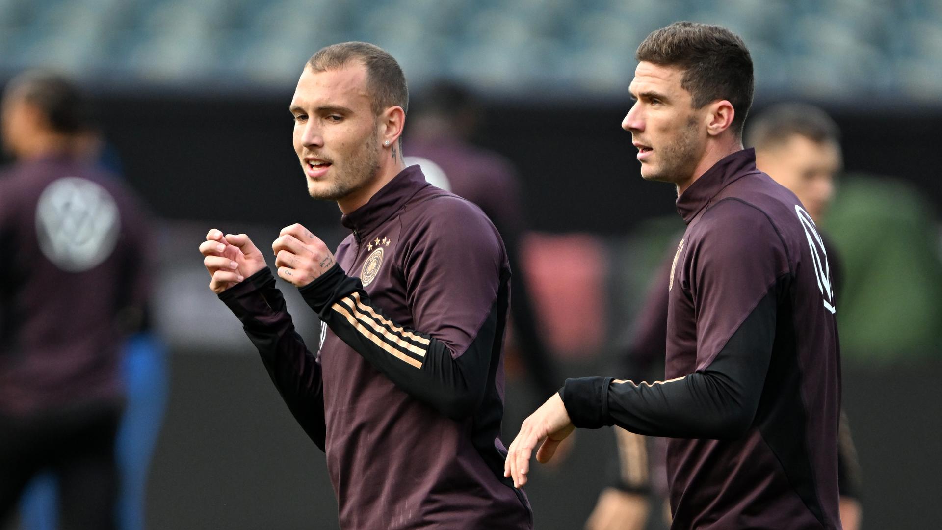 Fußball-Spieler David Raum und Robin Gosens während einer Trainingseinheit Fußball-Spieler David Raum und Robin Gosens während einer Trainingseinheit