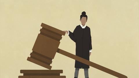Illustration einer Richterin, die neben einem überdimensional großen Richterhammer steht.