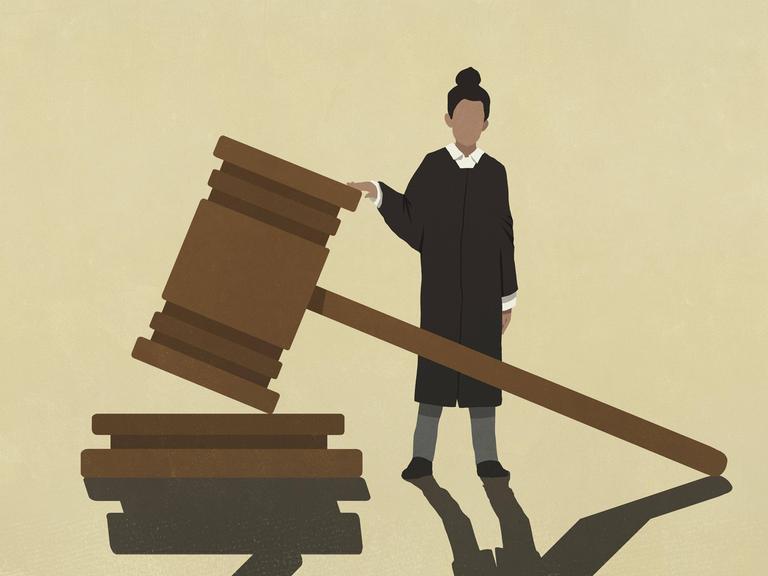 Illustration einer Richterin, die neben einem überdimensional großen Richterhammer steht.