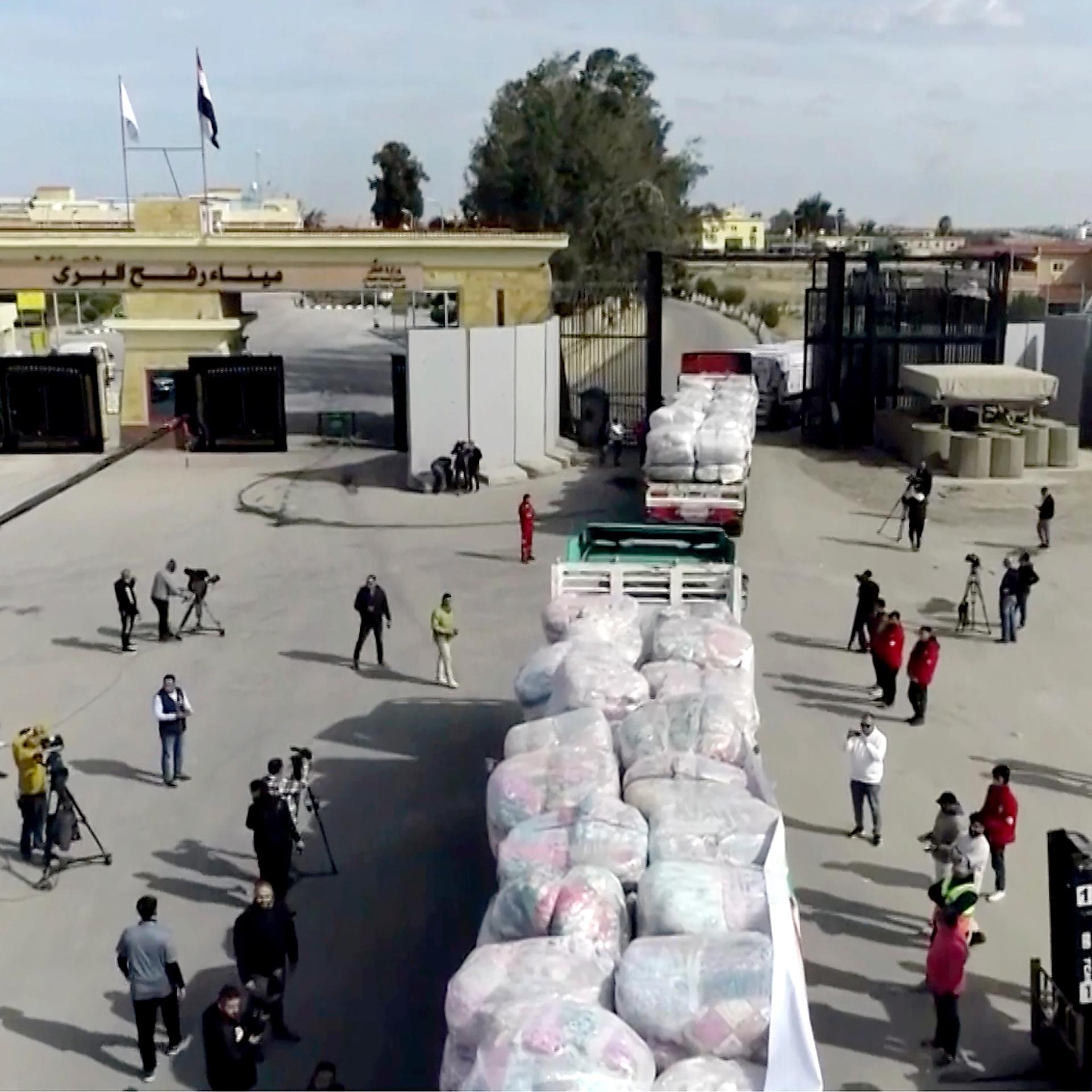 In diesem Bild aus einem Video, das vom Pressezentrum der ägyptischen Regierung veröffentlicht wurde, fahren Lastwagen mit Hilfsgütern in den Gazastreifen über den Grenzübergang Rafah in Ägypten ein. 