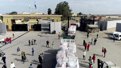 In diesem Bild aus einem Video, das vom Pressezentrum der ägyptischen Regierung veröffentlicht wurde, fahren Lastwagen mit Hilfsgütern in den Gazastreifen über den Grenzübergang Rafah in Ägypten ein. 