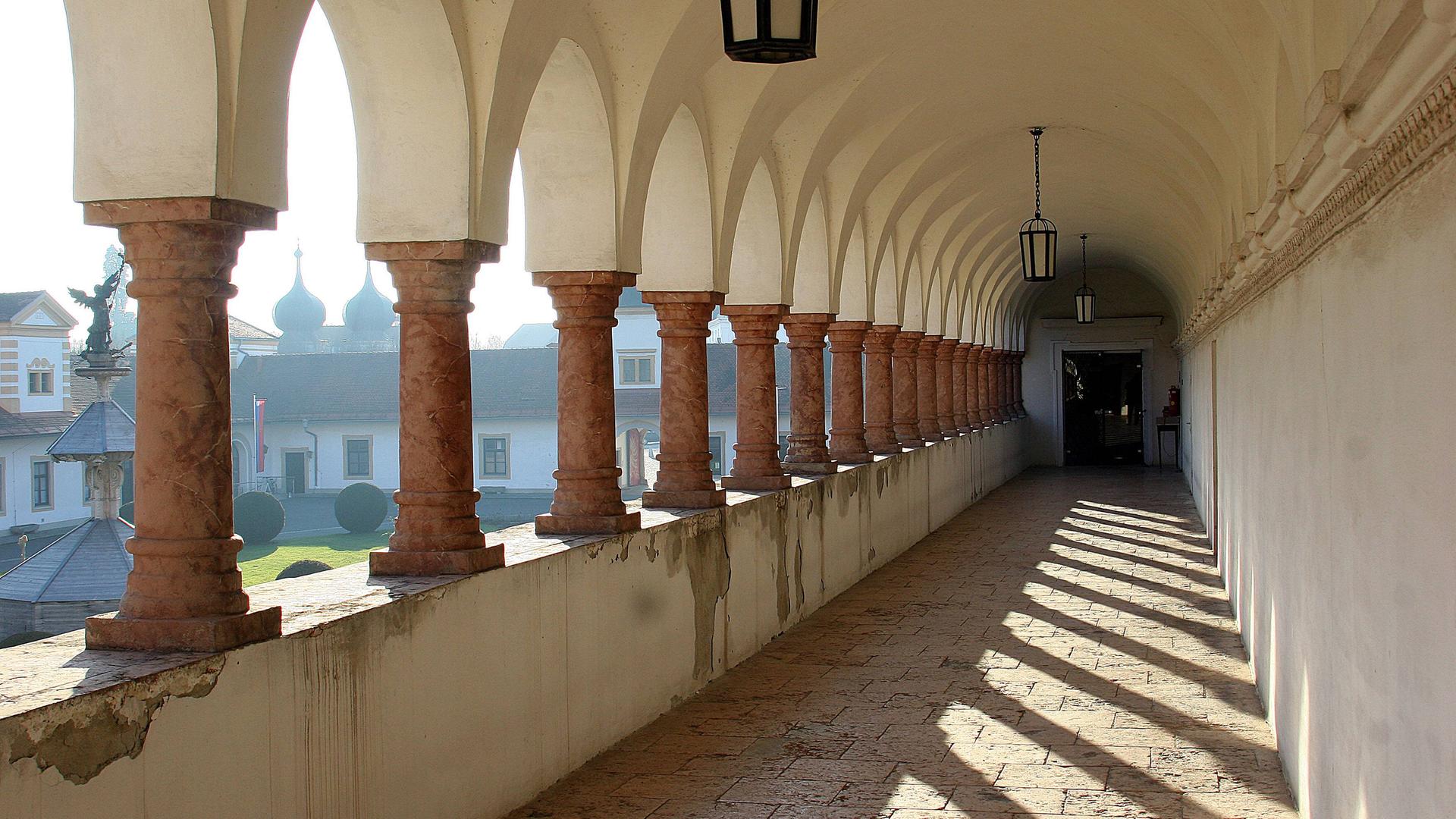 Säulengang im Augustinerkloster Chorherrenstift in Reichersberg, Österreich.
