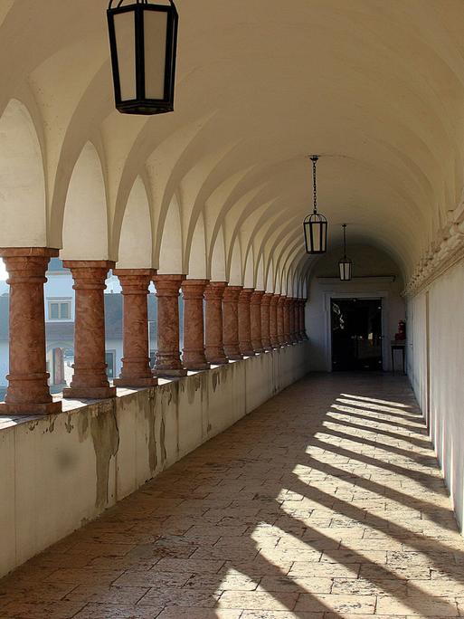 Säulengang im Augustinerkloster Chorherrenstift in Reichersberg, Österreich.